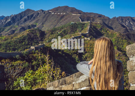 Happy fröhlich freudige touristische Frau an der Chinesischen Mauer, das Spaß am Reisen, lächeln, lachen und tanzen in den Ferien Reise in Asien. Mädchen Besuchen und Besichtigungen der Chinesischen Ziel Stockfoto