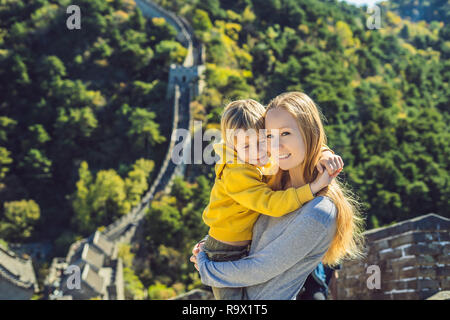 Gerne heiter fröhlichen Touristen Mutter und Sohn an der Großen Mauer von China Spaß auf Reisen lächeln lachen und tanzen in den Ferien Reise in Asien. Chinesische Ziel. Reisen Sie mit Kindern in China Konzept Stockfoto