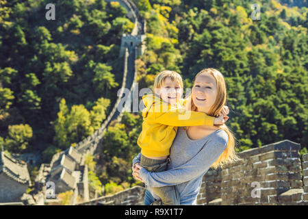 Gerne heiter fröhlichen Touristen Mutter und Sohn an der Großen Mauer von China Spaß auf Reisen lächeln lachen und tanzen in den Ferien Reise in Asien. Chinesische Ziel. Reisen Sie mit Kindern in China Konzept Stockfoto