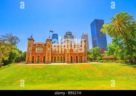 Das Government House östlich vor in Perth, Western Australia. Die Residenz des Gouverneurs von WA ist zwischen St Georges Terrace, Stirling Gärten und Supreme Court Gardens. Blauer Himmel mit kopieren. Stockfoto