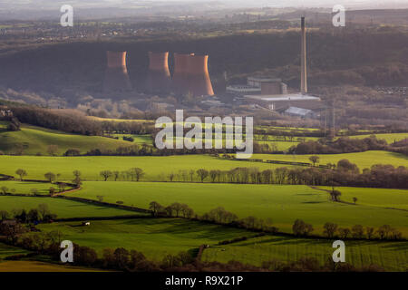 Anzeigen von Ironbridge Power Station in Shropshire, England, von der Oberseite des Wrekin Hill genommen. Grüne Felder, von der lokalen Landwirtschaft, im Vordergrund. Stockfoto