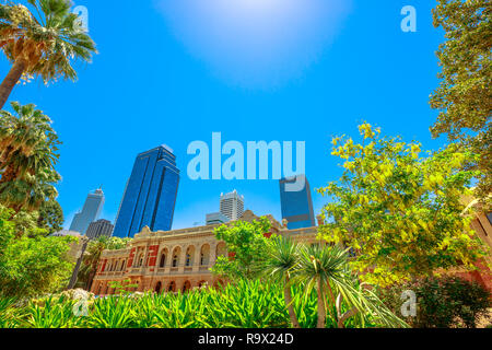 Der oberste Gerichtshof Gärten mit Supreme Court Gebäude auf Hintergrund im Central Business District zwischen Riverside Drive, Barrack Street und Gouverneure Avenue, Perth, Western Australia. Kopieren Sie Platz. Stockfoto