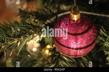 Christmas Ornament und andere Verzierungen an einem Weihnachtsbaum. Stockfoto