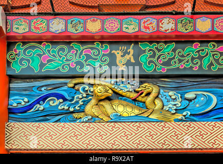 Farbenfrohe Details im Kanda-Myojin-Schrein, einem Shinto-Schrein in Chiyoda, Tokio, Japan Stockfoto