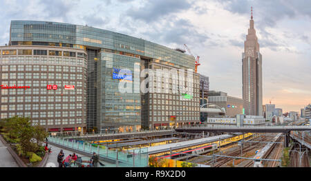 Takashimaya Timesquare am Bahnhof Shinjuku im Morgengrauen, Tokio, Japan Stockfoto