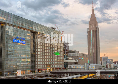 Takashimaya Timesquare am Bahnhof Shinjuku im Morgengrauen, Tokio, Japan Stockfoto