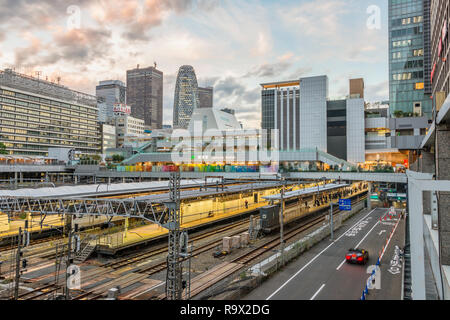 Neues Südtor und Südterrasse des Bahnhofs Shinjuku im Morgengrauen, Tokio, Japan Stockfoto