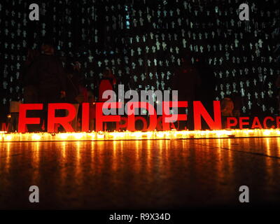Deutschland, Köln 2018, 26. September: Der Kölner Dom Beleuchtung, Dona Nobis Pacem, eine Lichtinstallation, die wunderschön beleuchtet die Cathedra Stockfoto