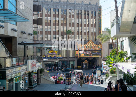 Blick auf das Ovation Hollywood Center, ehemals das Hollywood and Highland Center Einkaufszentrum am Hollywood Boulevard, Los Angeles, USA Stockfoto