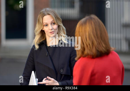 Kate McCann (Sky News Reporter) mit Kay Burley (nachrichtensprecherin) Berichterstattung live von Downing Street, Dezember 2018 Stockfoto