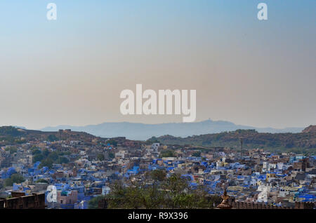 Luftaufnahme von Jodhpur, die blaue Stadt zeigen die blauen Häuser aus Mehrangarh Fort, Jodhpur, Rajasthan, Indien Stockfoto