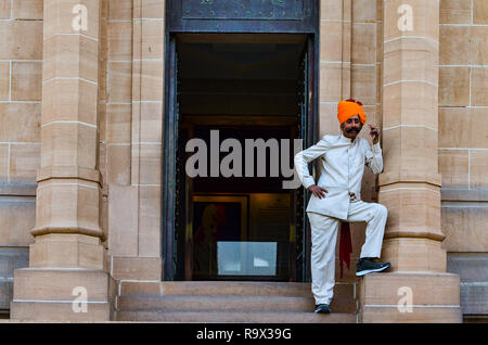 Guard mit imposanten Schnurrbart vor einem Tor im Umaid Bhawan in Jodhpur, Rajasthan, Indien, 2018 Stockfoto