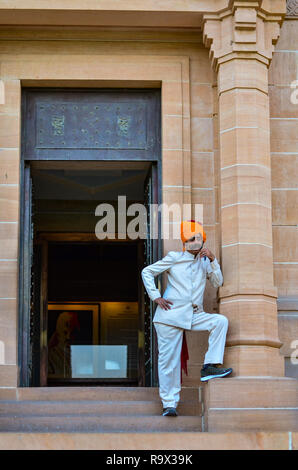 Guard mit imposanten Schnurrbart vor einem Tor im Umaid Bhawan in Jodhpur, Rajasthan, Indien, 2018 Stockfoto