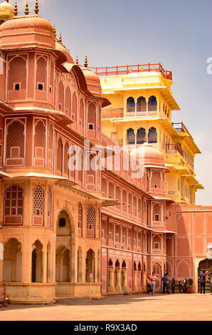 Abschnitt des City Palace, zu dem auch das Chandra Mahal und Mubarak Mahal Palästen und anderen Gebäuden, ist eine Schlossanlage in Jaipur, Rajasthan, Indien Stockfoto