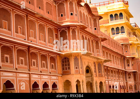 Abschnitt des City Palace, zu dem auch das Chandra Mahal und Mubarak Mahal Palästen und anderen Gebäuden, ist eine Schlossanlage in Jaipur, Rajasthan, Indien Stockfoto