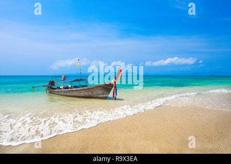 Longtail-Boot am tropischen Strand, Krabi, Thailand Stockfoto