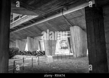 Gasbeton undercroft mit Piloten in Le Corbusiers Unite d'Habitation Gehäuse developmentMarseilles, Südfrankreich, Frankreich Stockfoto