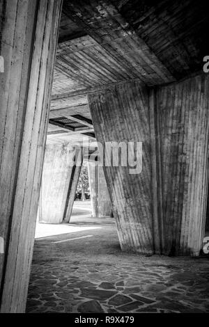 Gasbeton undercroft mit Piloten in Le Corbusiers Unite d'Habitation Gehäuse developmentMarseilles, Südfrankreich, Frankreich Stockfoto