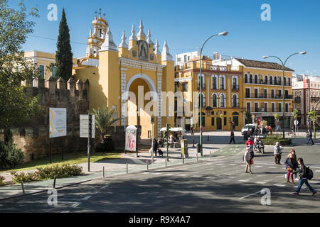 Die macarena Tor, Teil der historischen Stadtmauer und eine Arbeiterklasse barrio Bezirk in der nordöstlichen Region von Sevilla, Spanien. Stockfoto