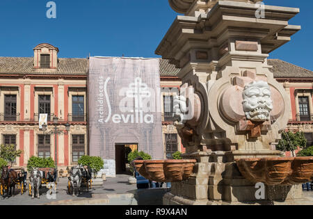 Beliebte touristische Ort mit Pferdewagen in Plaza Virgen de los Reyes, Sevilla, Spanien Stockfoto