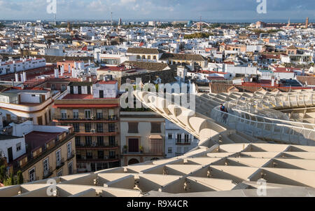 Das Metropol Parasol im alten historischen Viertel von Sevilla, Spanien, ist eine große hölzerne pilzförmige Struktur beliebt bei Touristen in die Stadt. Stockfoto