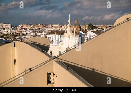 Das Metropol Parasol im alten historischen Viertel von Sevilla, Spanien, ist eine große hölzerne pilzförmige Struktur beliebt bei Touristen in die Stadt. Stockfoto