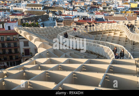 Das Metropol Parasol im alten historischen Viertel von Sevilla, Spanien, ist eine große hölzerne pilzförmige Struktur beliebt bei Touristen in die Stadt. Stockfoto