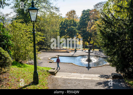 Person zu Fuß durch einen Brunnen am Arboretum, Lincoln, England, Großbritannien Stockfoto