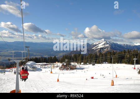 Krvavec, Slowenien - 8. Januar 2012: Krvavec Alpine Mountain Ski Resort in Slowenien ist nur 30 Minuten entfernt von der slowenischen Hauptstadt Ljubljana und ein Stockfoto