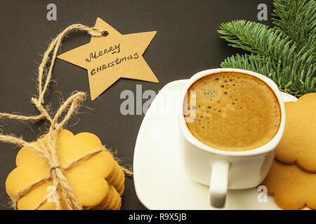 Kaffee in eine weiße Schale, Stern mit den Worten Frohe Weihnachten Stockfoto