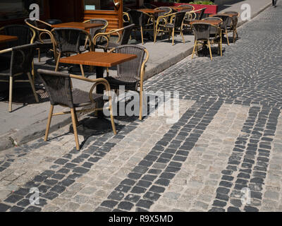 Sommer Terrasse von Luxus Restaurant mit Sesseln und Tischen auf Pflaster. outdoor Straße breite Bild Stockfoto