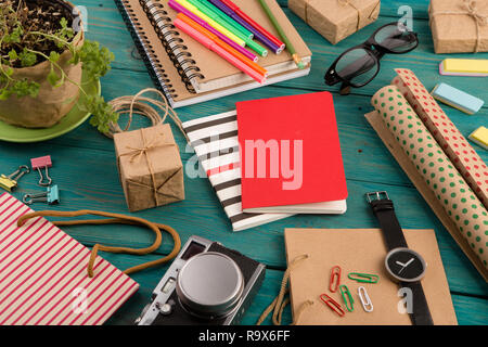 Feierlich und Bildung Konzept - Bürobedarf mit handgefertigten gestreifte Shopping Bag, Geschenkbeutel, Verpackung Papier mit Polka Dots, Notizblöcke, Marker Stockfoto