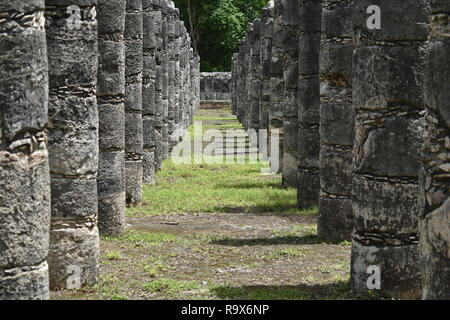 Chichen Itza, Säulen im Tempel der tausend Krieger, Pfad, symmetrisch, Landschaft, Steinsäulen, schön, Säulen mit Schnitzereien, Puuc-Stil Bogen Stockfoto