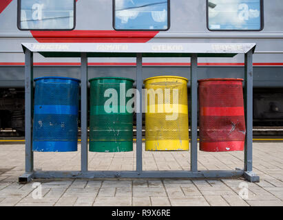 Urnen für die getrennte Sammlung von Müll auf der Plattform der Bahnhof Stockfoto