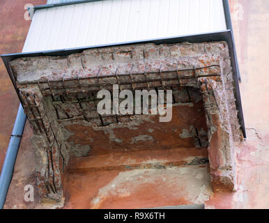 Balkon in disrepair und unterdrücken Stockfoto