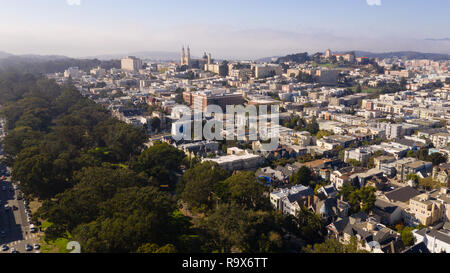 Luftaufnahme der fiel Straße Haight Ashbury Bereich Universität Gebäude im Hintergrund Stockfoto