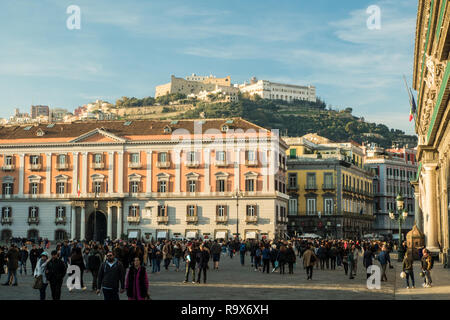 Piazza del in Neapel, Kampanien, Italien. Auf dem Hügel befindet sich die mittelalterliche Festung "Castel Sant'Elmo" (links) & Certosa di San Martino. Stockfoto