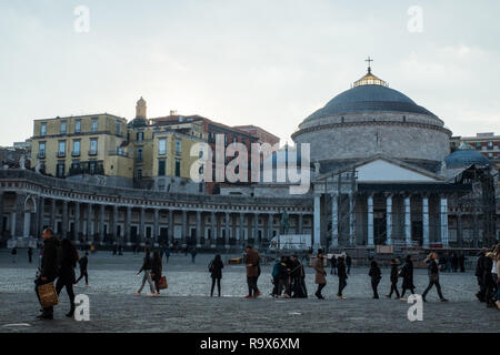 Piazza Plebiscito mit der eines Francesco Di Paola' Basilika, die Stadt Neapel, Kampanien, Italien Stockfoto