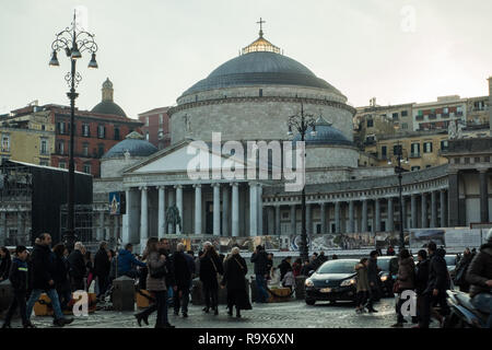 Piazza Plebiscito mit der eines Francesco Di Paola' Basilika, die Stadt Neapel, Kampanien, Italien Stockfoto