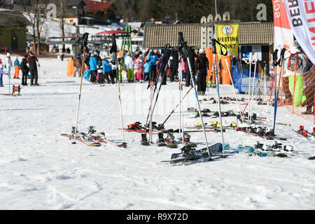 Kranjska Gora, Slowenien - 25. Januar 2018: Die Pisten von Kranjska gora Ski Resort sind beliebt bei Touristen im Winter. Kranjska Gora ist Host zu FIS Stockfoto