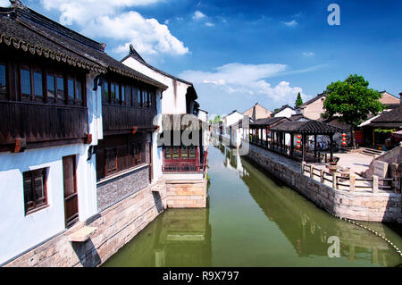 Die weißen verwitterten Gebäude der Luzhi Wasser Stadt landschaftlich reizvollen Gegend in Wuzhong Bereich von Suzhou in der Provinz Jiangsu in China an einem sonnigen Tag. Stockfoto