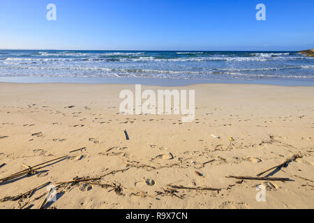 Welle auf die Küste Sandstrand, marine Meer sauber Mittelmeer Es Trenc Mallorca Spanien Stockfoto