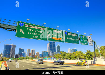 Perth, Western Australia - Jan 3, 2018: Perth highway Schild von Fremantle City Center, West Perth, Jondalup, Landwirt Fwy und Charles St in Perth Downtown in der Nähe von John Oldham Park. Verkehr städtische Szene. Stockfoto