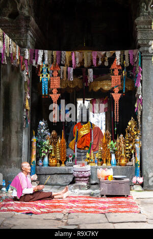 Alte buddhistische Mönch im inneren Tempel Stockfoto