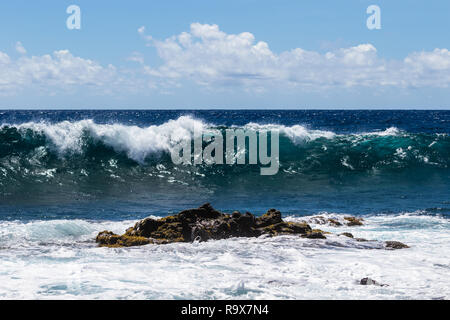 Welle brechen in der Nähe der Ufer auf South Point, auf Hawaii Big Island. Sea Foam im Vordergrund. Stockfoto