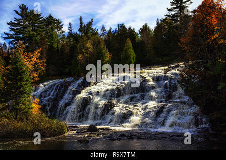 Bond fällt Wasserfall in Michigan's Upper Peninsula. Spektakuläre herbst Wasserfall Hintergrund mit kopieren. Stockfoto