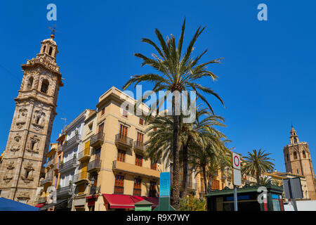 Valencia Santa Catalina und Glockenturm Miguelete von der Plaza de la Reina in Spanien Stockfoto