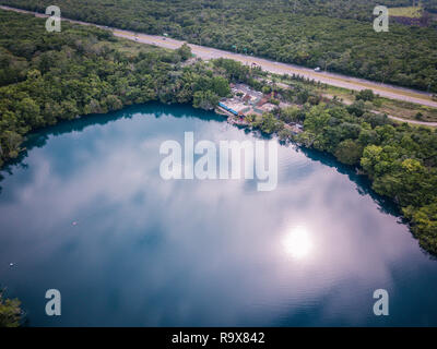 Mexiko, Bacalar Drone Cenote Azul Stockfoto