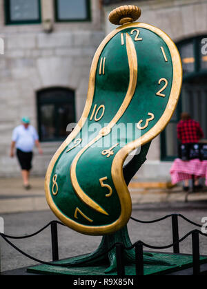 Salvador Dalis Skulptur Kunst Die Beständigkeit der Erinnerung vor dem Schloss Frontenac in Quebec, Kanada Stockfoto