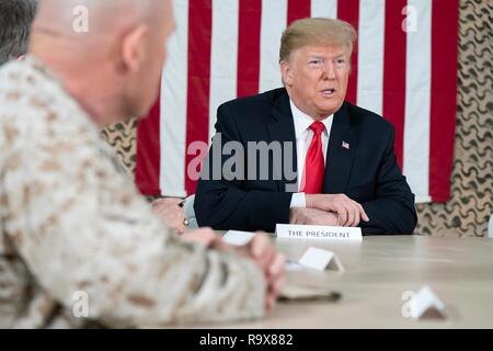 Us-Präsident Donald Trump trifft sich mit militärischen Führer und nimmt Fragen aus dem Reisen Medien während einer überraschung Besuch Al Asad Air Base 26 Dezember, in Al Anbar, Irak 2018. Der Präsident und die First Lady verbrachte etwa drei Stunden am zweiten Weihnachtstag im Al Asad, im westlichen Irak entfernt, ihre erste Reise Truppen in Übersee zu besuchen seit seinem Amtsantritt. Stockfoto